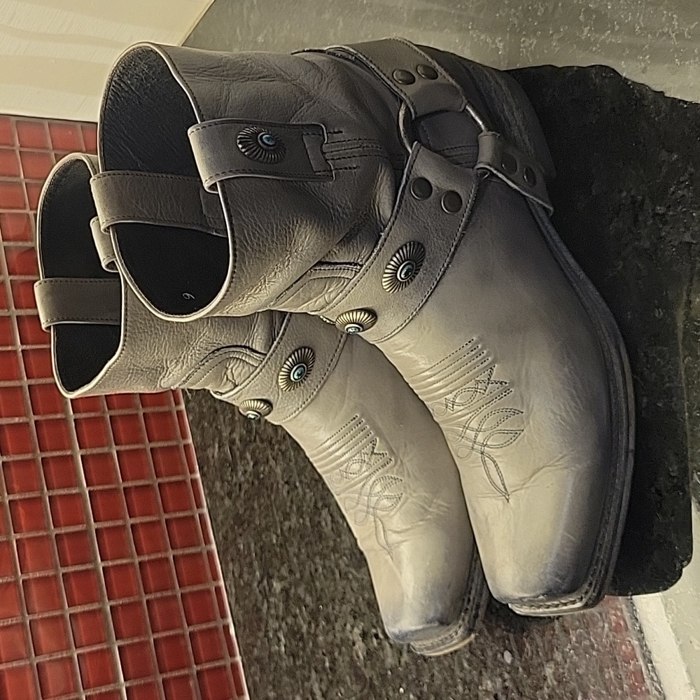 Steve Madden Steven  Gray Distressed Snip Toe Ankle Harness boots SZ 9